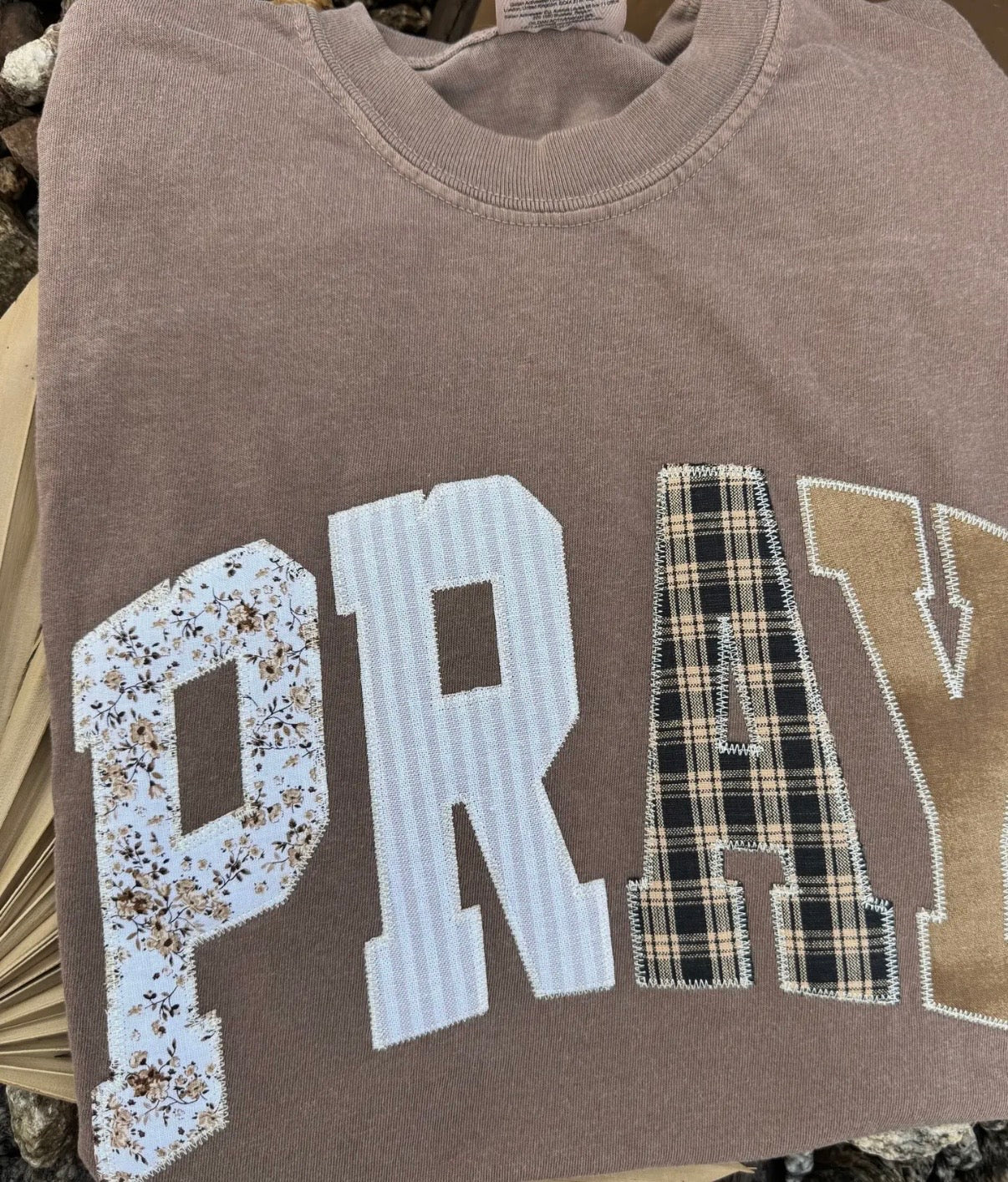 PRAY applique embroidery t-shirt
