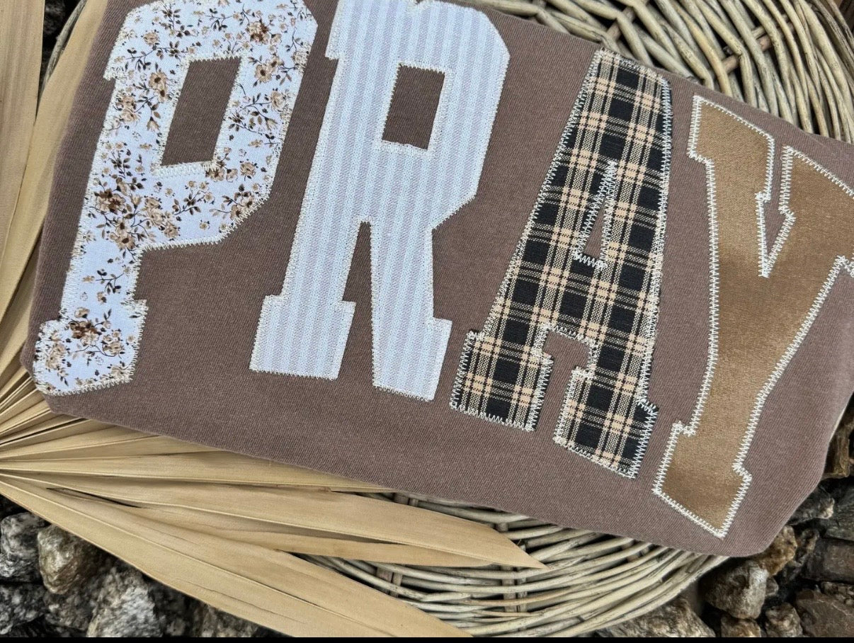 PRAY applique embroidery t-shirt