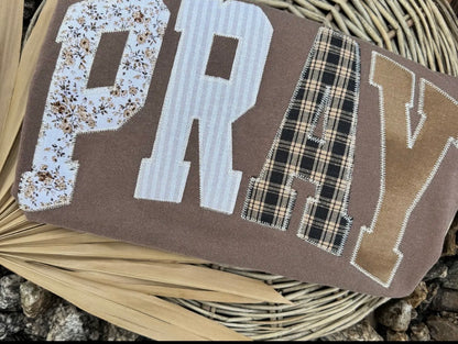 PRAY applique embroidery t-shirt
